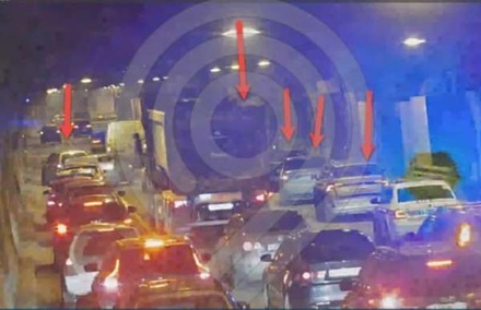 Пять автомобилей столкнулись в Лефортовском тоннеле в Москве