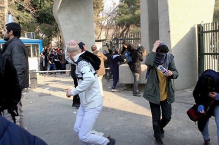В ходе беспорядков в Тегеране задержано около 450 человек