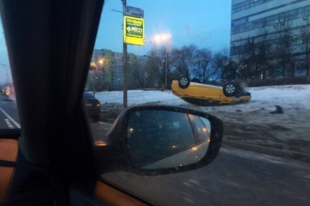 На северо-востоке Москвы из-за гололедицы перевернулось такси
