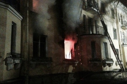 В Петербурге эвакуировали 20 человек из-за пожара в коммунальной квартире
