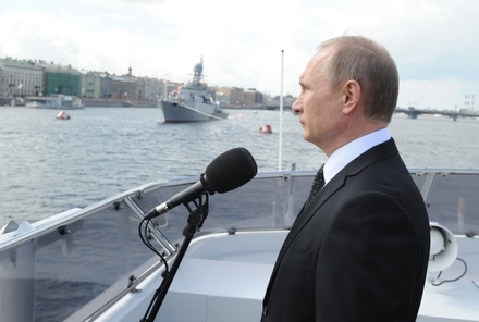 Владимир Путин назвал военно-морской парад в Петербурге возрождением традиций