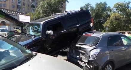 На юге Москвы Hummer заехал на крыши других автомобилей 