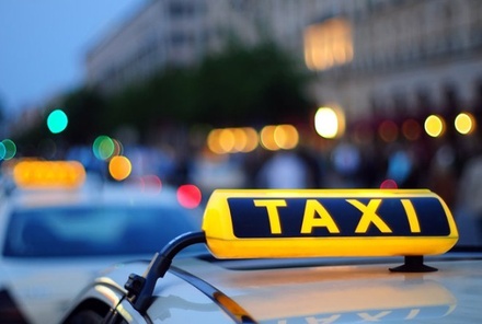 Пьяный пассажир избил таксиста в Москве