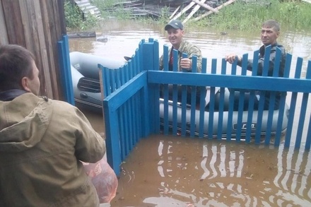 Жители Иркутской области возвращаются в затопленные дома, чтобы защитить их от мародёров