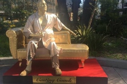 В Голливуде установили позолоченную статую Харви Вайнштейна