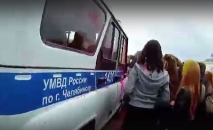 В Челябинске подростки на фестивале красок напали на полицейских