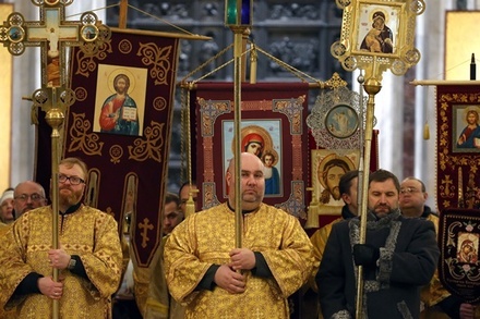 Виталий Милонов прошёл крестным ходом вокруг Исаакиевского собора