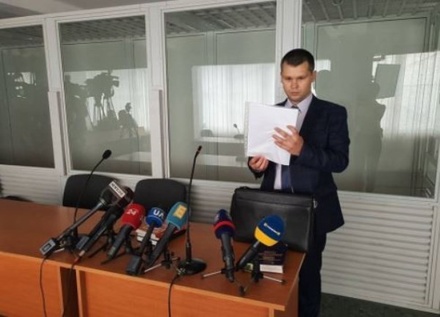Госадвокат Януковича попросил суд освободить его от обязанностей защитника