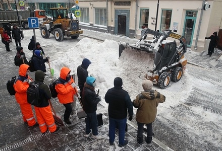 Власти Москвы заявили об отсутствии дефицита рабочих на уборке снега