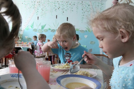 Российские детсады обязали использовать в пище только йодированную соль