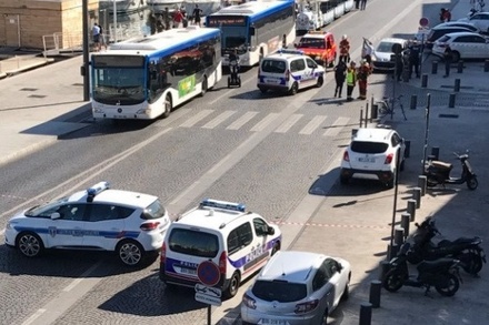 В консульстве РФ в Марселе рассказали о водителе, въехавшем в людей на остановке