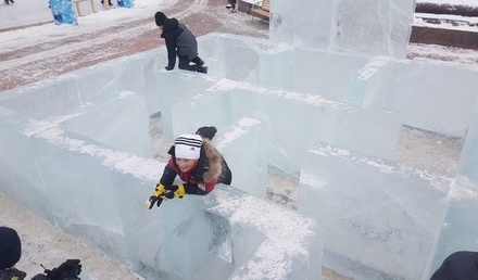 Сахалинские власти объяснили появление детского ледяного лабиринта без входа и выхода