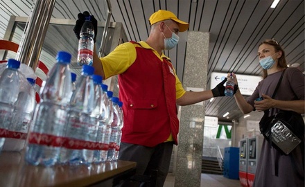Москвичам из-за жары начали раздавать воду ещё на восьми станциях метро