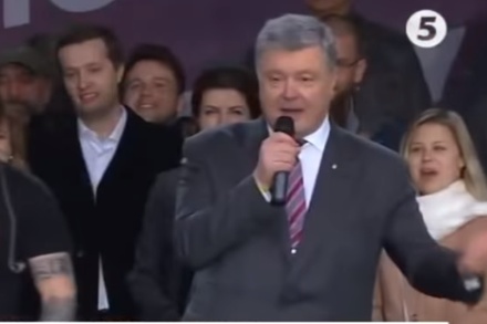 Порошенко не дождался Зеленского на дебатах и спел «Ты ж мэнэ пидманула»