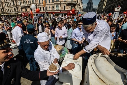 В департаменте культуры Москвы раскритиковали использование полевых кухонь на торжествах 9 мая