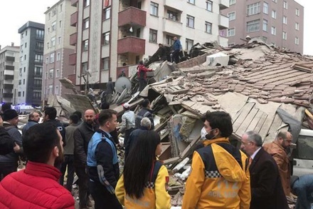 Два человека погибли при обрушении здания в Стамбуле