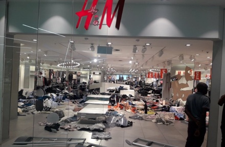 В ЮАР протестующие разгромили магазины H&M из-за расистского скандала