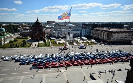 В Туле около 200 автомобилей образовали российский триколор