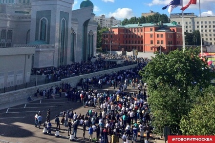 В Москве прошла праздничная молитва в честь Ураза-байрама