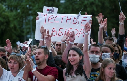 В центре Минска проходит многотысячная акция на площади Пушкина