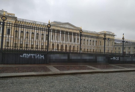 В Санкт-Петербурге задержали мужчину за оскорбительную надпись о Путине