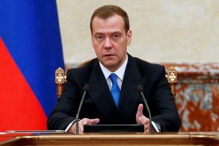 Медведев поручил усилить контроль за безопасностью перевозок детей к местам отдыха