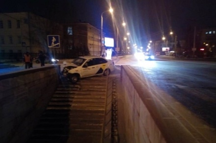 В Омске такси въехало в подземный пешеходный переход