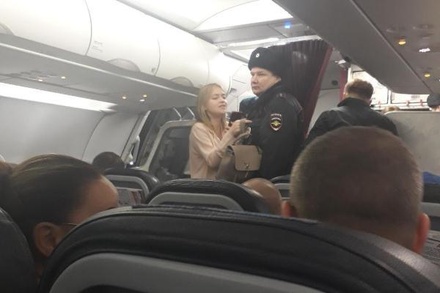 Женщина устроила дебош на борту экстренно севшего в Волгограде самолёта