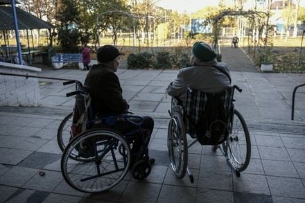 В Госдуме обвинили чиновников в задержках выплат на коляски и ходунки для инвалидов