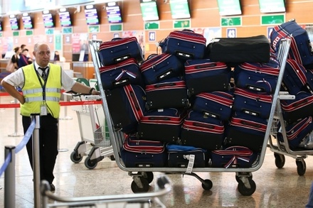 Глава Минтранса рассказал о тонне неразобранного багажа в Шереметьеве