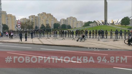 Митинг оппозиции в Минске переместился к стеле «Минск — город-герой»