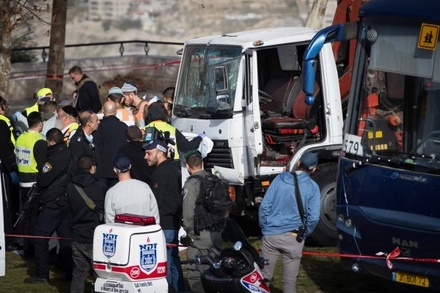 В сети появилось видео наезда грузовика на толпу людей в Иерусалиме
