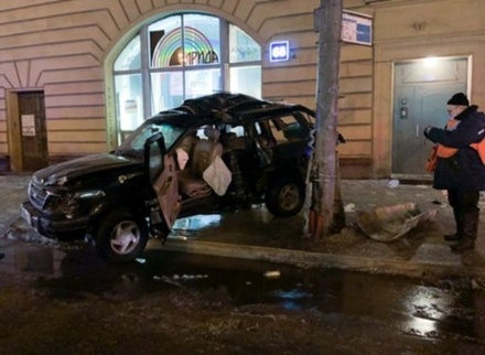 В багажнике въехавшей в остановку в Москве машины обнаружили тело мужчины