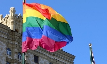 В Совфеде обвинили Великобританию во вмешательстве в дела России после акции с флагом ЛГБТ