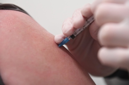 Медицинский советник призвал одномоментно вводить вакцины от коронавируса и от гриппа