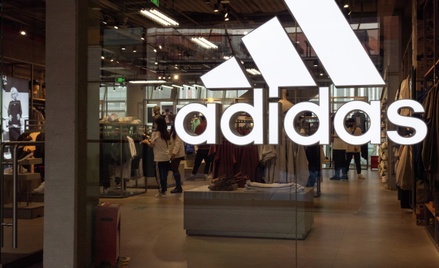 Adidas приостановит торговлю в России
