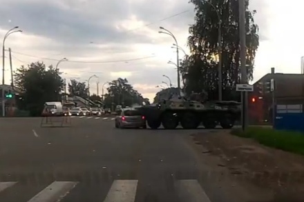 Бронетранспортёр протаранил легковой автомобиль в Кемерове