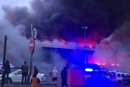 При пожаре в гипермаркете «Лента» в Петербурге пострадал один человек