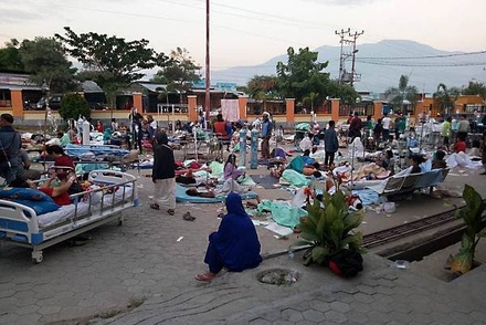 Число жертв землетрясения в Индонезии достигло 420 человек