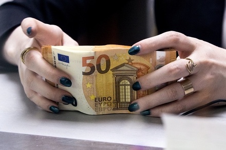 Курс евро поднялся выше 78 рублей впервые с 13 августа