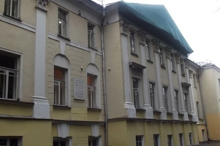 В общежитии Литературного института в Москве девушка напала с ножом на студента