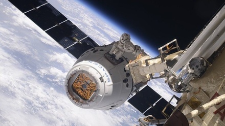 Экипаж МКС почувствовал запах спирта после открытия люка в корабль Dragon-2