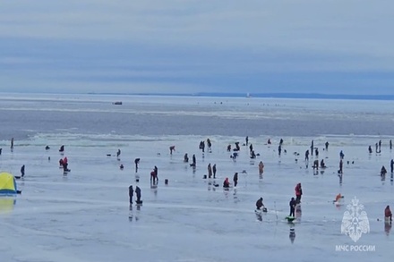 Сотрудники МЧС спасли рыбаков с оторвавшейся льдины в Финском заливе