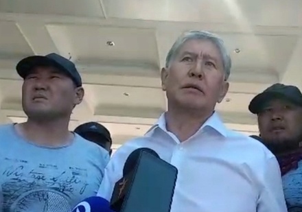 Экс-президент Киргизии Алмазбек Атамбаев сдался властям