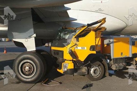 В аэропорту Шереметьево погрузчик врезался в Boeing