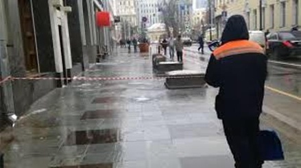 В центре Москвы на мужчину упала ледяная глыба