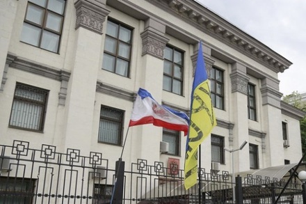 Вход в посольство России в Киеве заблокирован