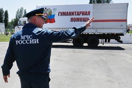 Гуманитарный конвой РФ на Украину пойдет без военных, сообщил Песков