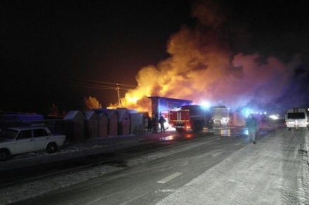 В Красноярском крае горит магазин с пиломатериалами