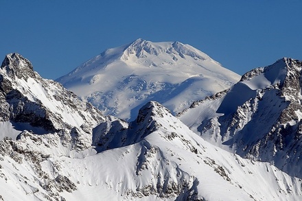 Упавшего в расщелину на Эльбрусе альпиниста спасли